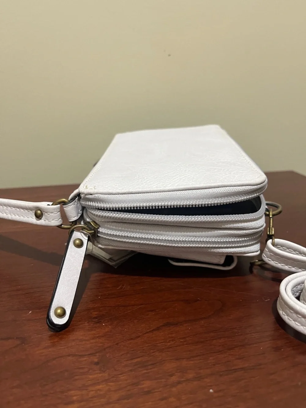 B.O.C White wristlet crossbody bag - Picture 4 of 5